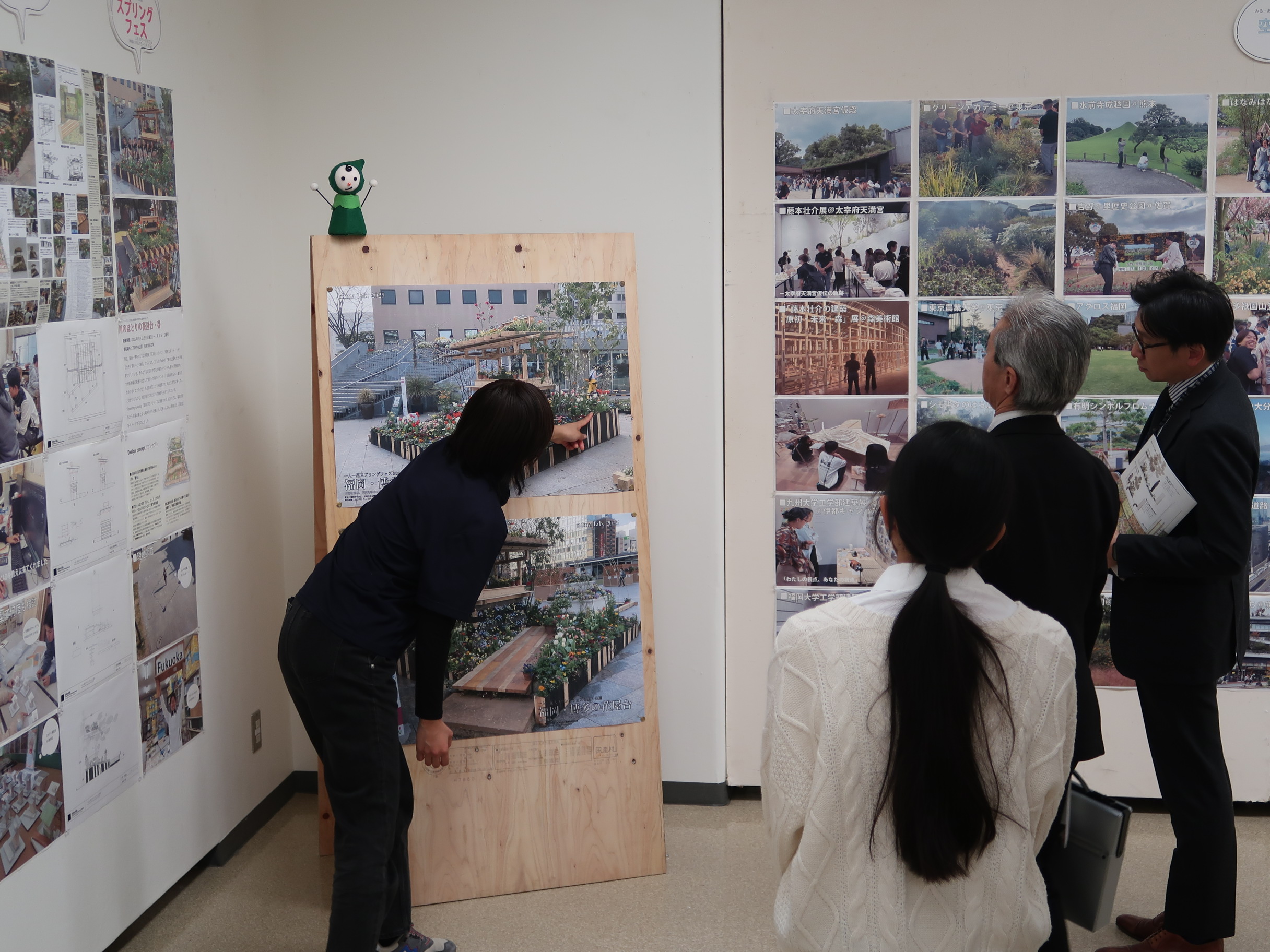 展示案内の様子2