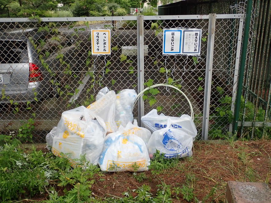 集まったプラスチックごみ、燃えないごみの写真