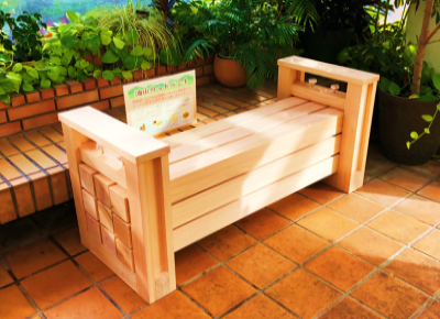 福岡市植物園　温室内休憩所のウッドベンチの写真