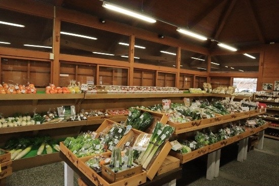 新鮮な旬の地元野菜などが並んでいる生産物直売所内の様子