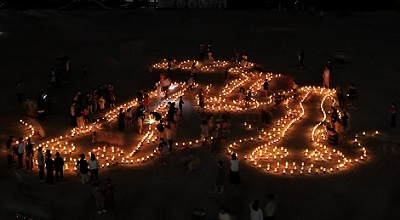 賀茂小学校校庭での灯明祭の写真