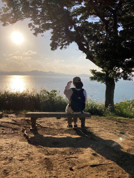 能古島アイランドパークから博多湾を眺める女性