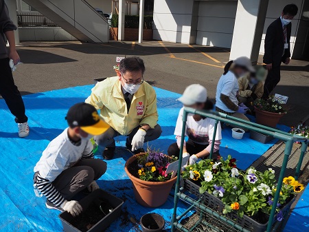 中央区長と赤坂小の児童が植える場所について相談する様子
