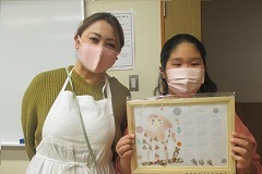 古賀先生と作品を持った女の子の画像