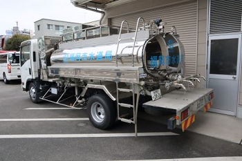 静岡市へ出発する給水車の写真