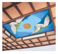 本殿の天井部分に描かれた吉兆を表す雌雄の弦の鶴の絵の写真