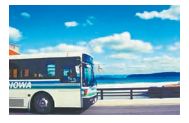 昭和バスが海辺を走っている写真