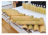 竹の足用マッサージ器具と夏みかんの皮で作った石鹸水の写真