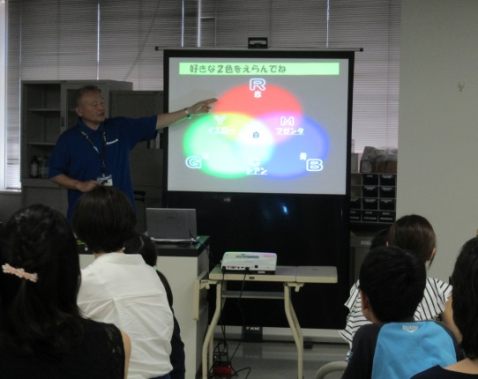 画像：平成30年『親子LED工作教室～あかりについて楽しく学ぼう～』 の講座の様子1