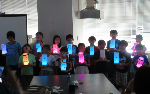 画像：平成30年『親子LED工作教室～あかりについて楽しく学ぼう～』 の講座の様子5