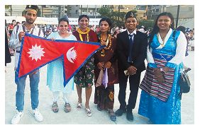 ネパール民族衣装を着たメンバーの写真