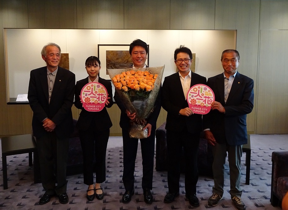 高島市長に市内産バラの花束が贈呈された様子