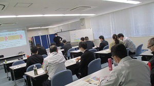 全社での勉強会を開催している九州林産の写真。