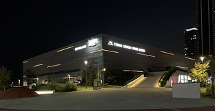 福岡市総合体育館のオレンジライトアップ写真