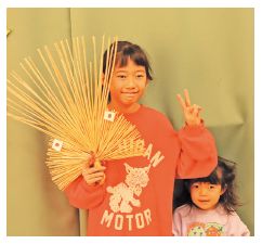 しめ縄飾り作りに家族で参加した小学生の写真