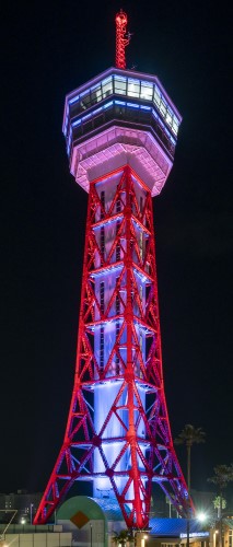 博多ポートタワー ブルーのライトアップの写真