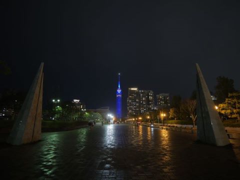 青くライトアップされた福岡タワー