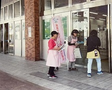 姪浜駅前におけるチラシ配布写真