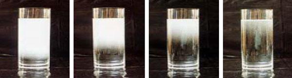 気泡で白く見える水の４枚の画像