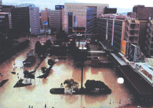 博多駅周辺の浸水状況の写真