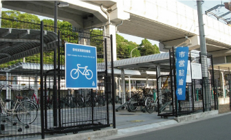 鉄道高架下を利用した西鉄貝塚線 香椎宮前駅自転車駐車場
