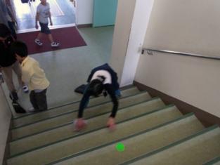 階段を掃除する生徒の様子