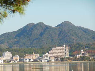 博多湾から眺める立花山の写真