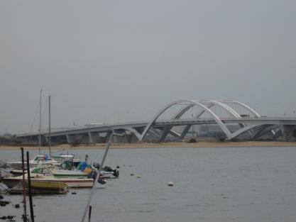 雁の巣緑地から望む海の中道大橋の様子