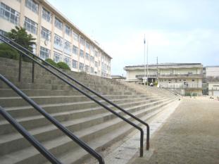 長丘小学校運動場の階段