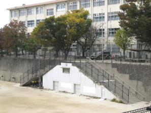 長丘中学校運動場の階段