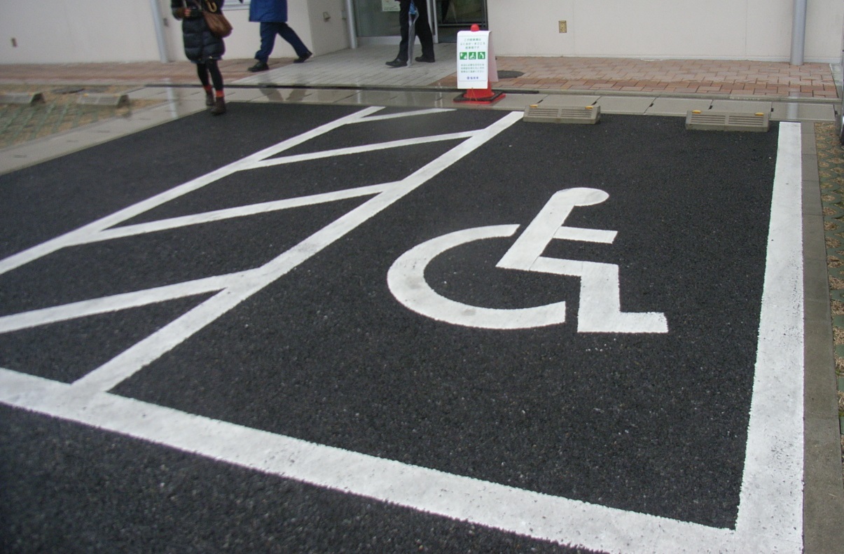【画像】車いすマークの描かれた障がい者用駐車場