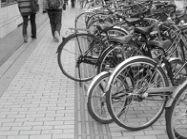 【画像】誘導用ブロック上にはみ出して停められている自転車