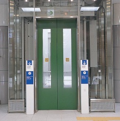 【画像】スイッチがドアの両側に設置されているエレベータ