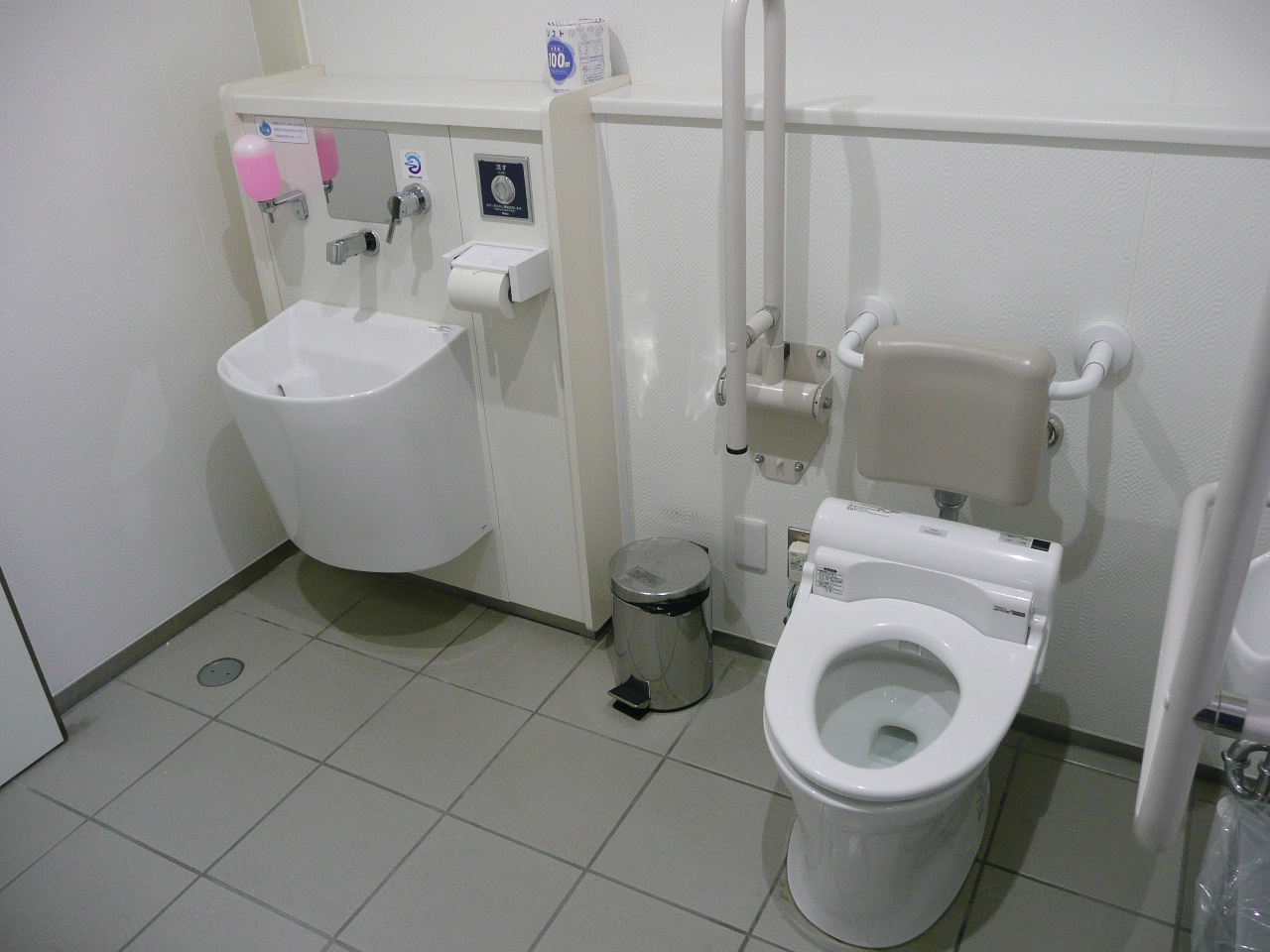 【画像】可動式の手すりなどの設備があるトイレ1