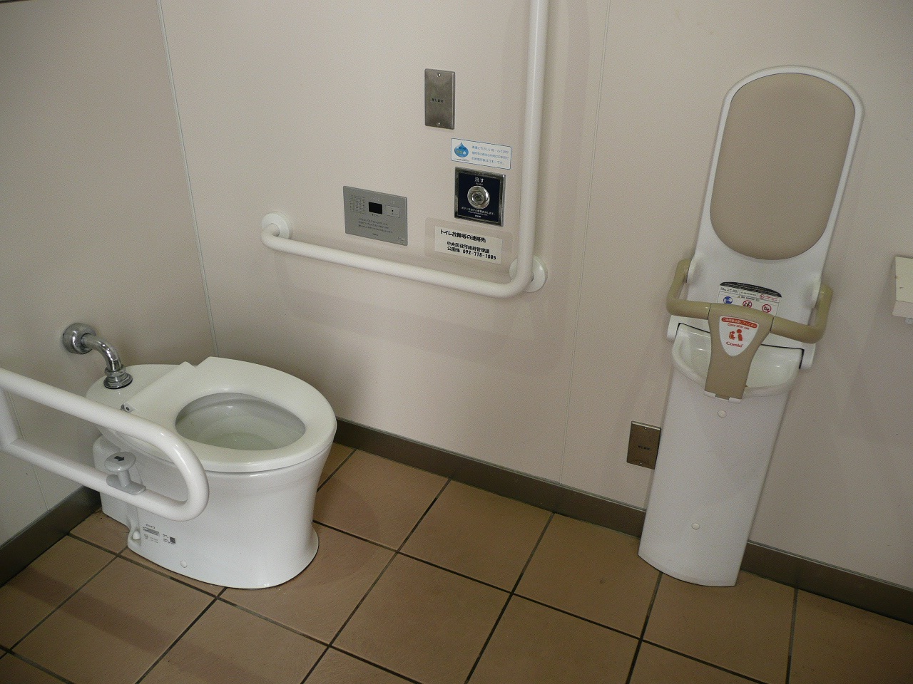 【画像】車いす利用者等に配慮したトイレ