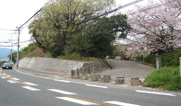 鴻巣山遊歩道の霊園口の画像