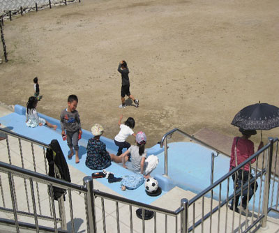 ひょうたん池広場で過ごす住民たちの様子の画像
