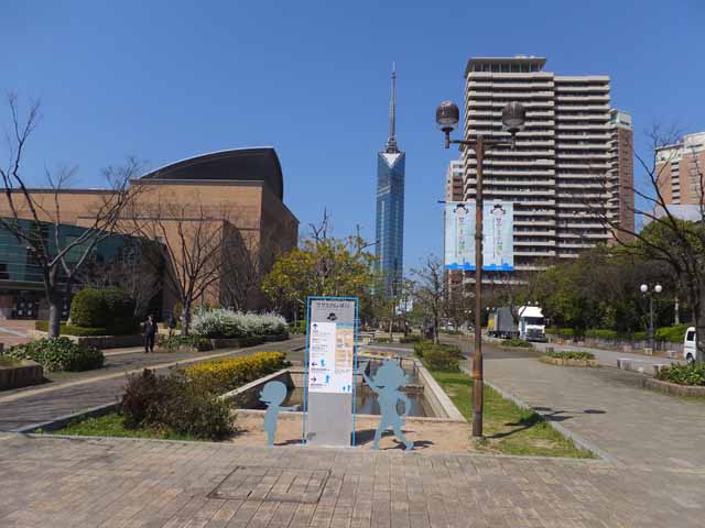 福岡市総合図書館前の写真