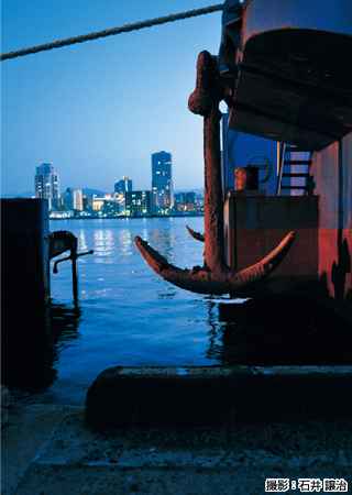 錆びた錨と夕暮れの博多港の画像