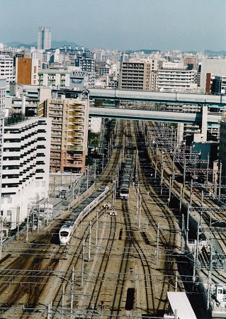 鉄路に沿う博多の画像
