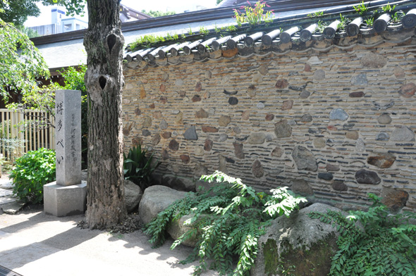 櫛田神社境内の博多塀の写真