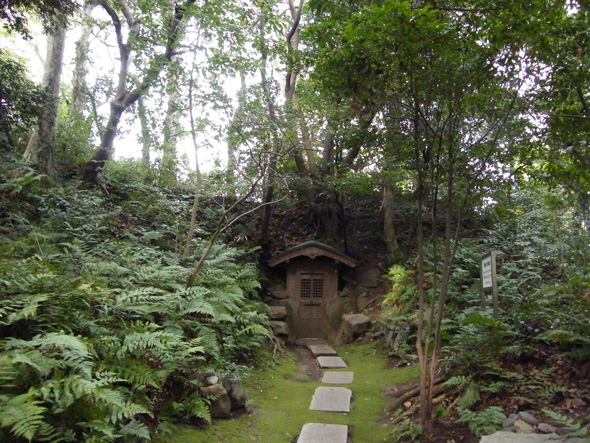 東光寺剣塚古墳石室の入り口の写真