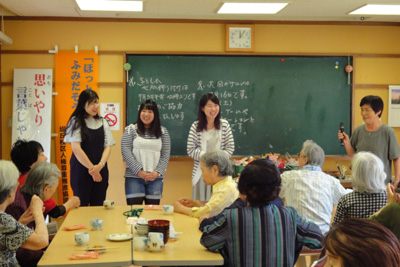 堤団地（城南区）に居住中の福岡大学の留学生等と団地の方々との交流会の写真