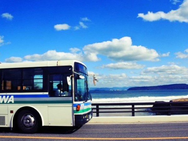 青空の日にウエストコートライナーを走る昭和バスの写真