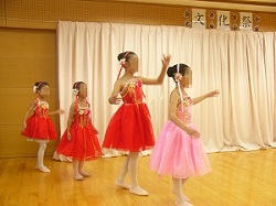 子どもバレエの発表の画像