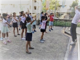 ラジオ体操をする子どもリーダーの写真