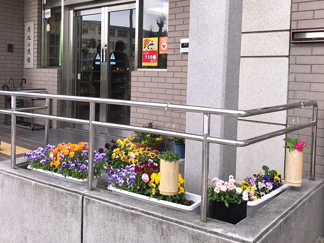 原北公民館入り口のさまざまな花の写真
