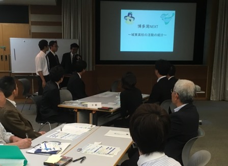 福岡工業大学附属城東高等学校科学部が活動報告している様子の写真