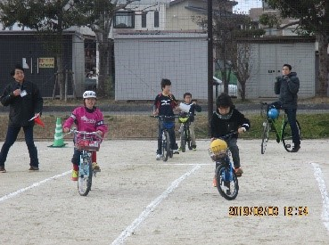 子どもが自転車に乗って競争する様子