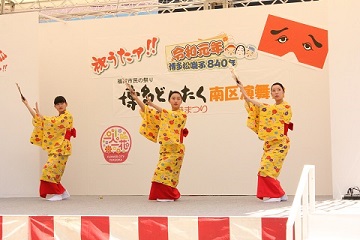 ステージ上で日本舞踊を披露
